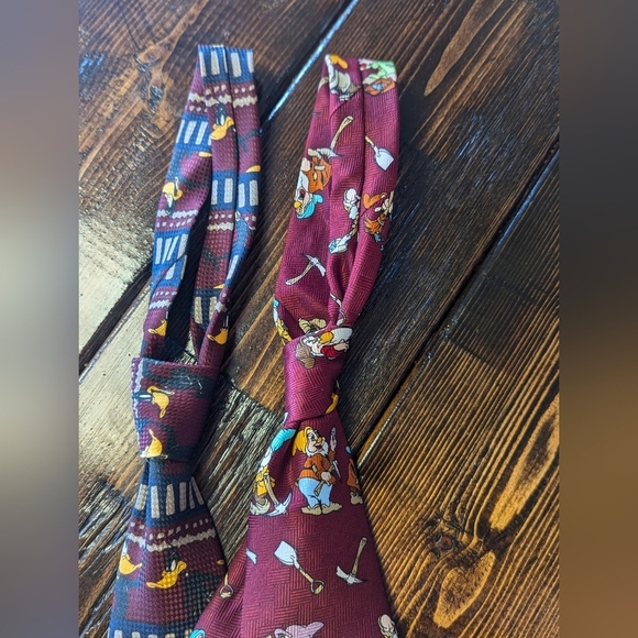2 Fun men's Ties. Looney tunes and Snow White. 😁 - Picture 2 of 9